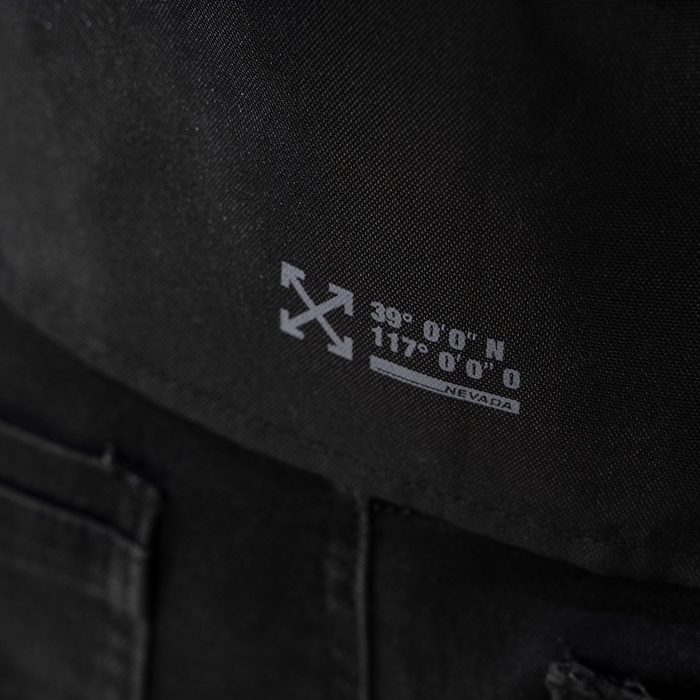 Motociclista con la FP Nevada Summer Negra para trayecto urbano