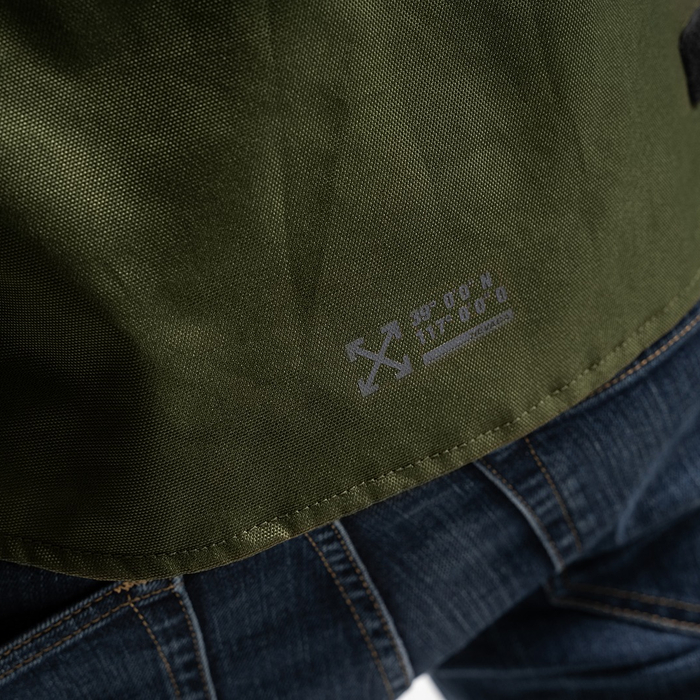 Motociclista con chaqueta FP Nevada Summer Desert para ciudad