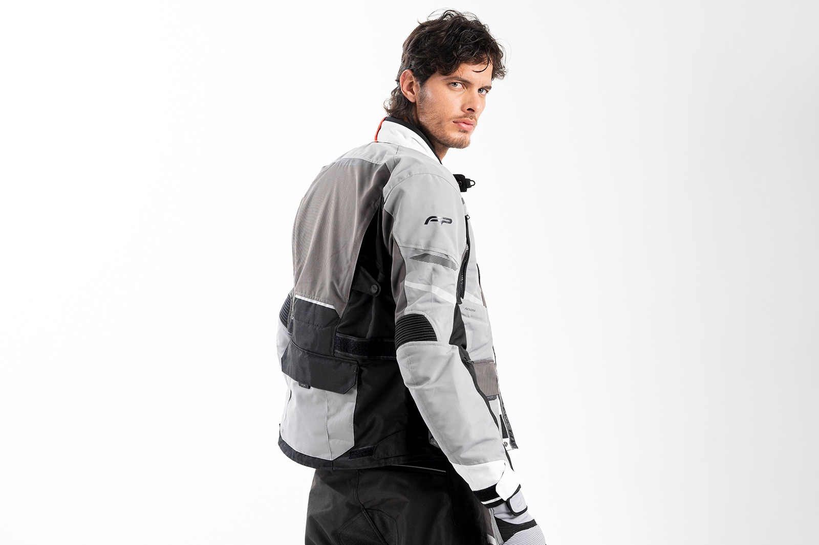 Chaqueta FP Patagonia Gris touring larga para viajes en moto.