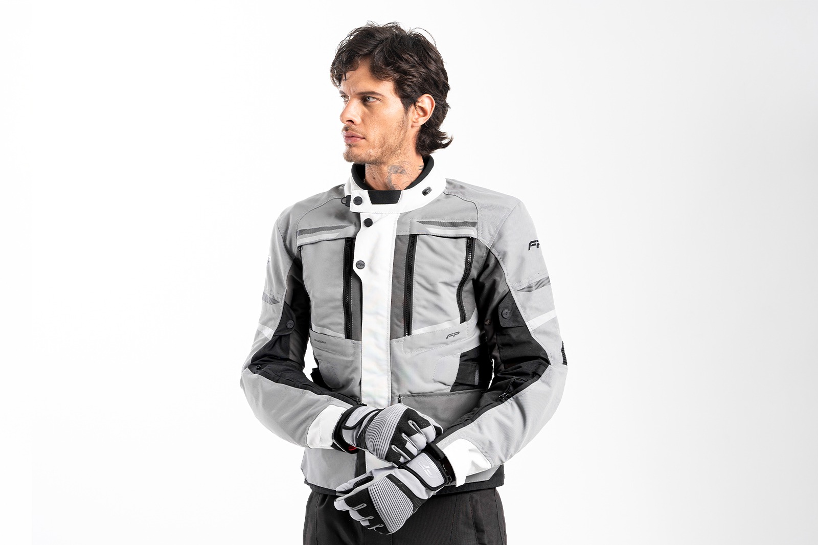 Vista frontal de chaqueta FP Patagonia Gris con ventilas abiertas