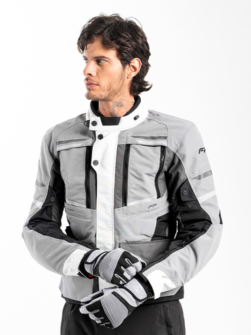 Vista frontal de chaqueta FP Patagonia Gris con ventilas abiertas