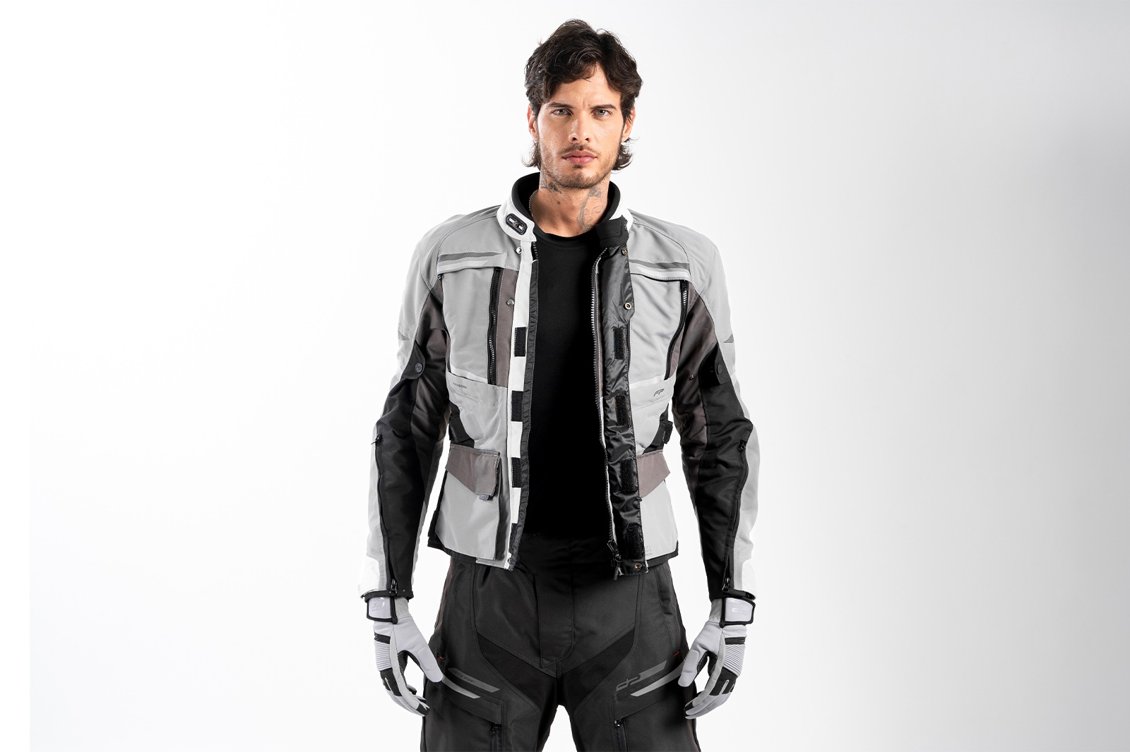 Motociclista viajando con la chaqueta FP Patagonia Gris para carretera