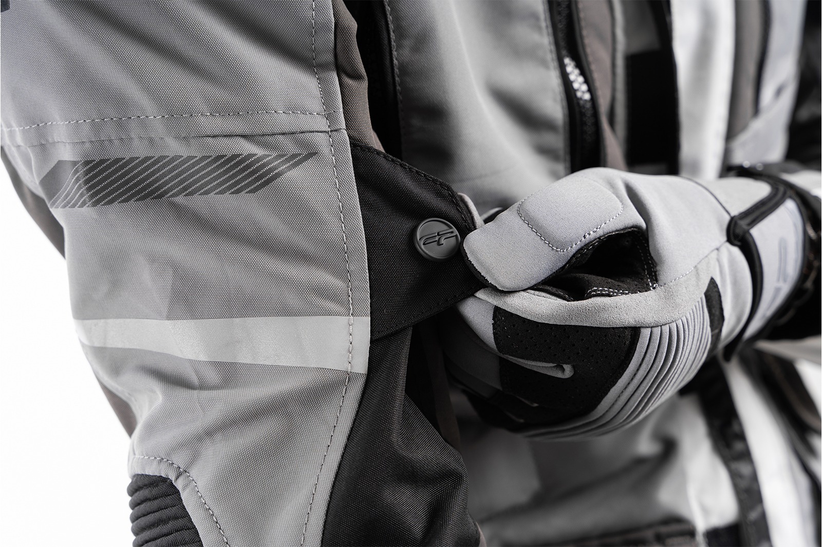 Reflectivos visibles en la chaqueta FP Patagonia Gris de noche