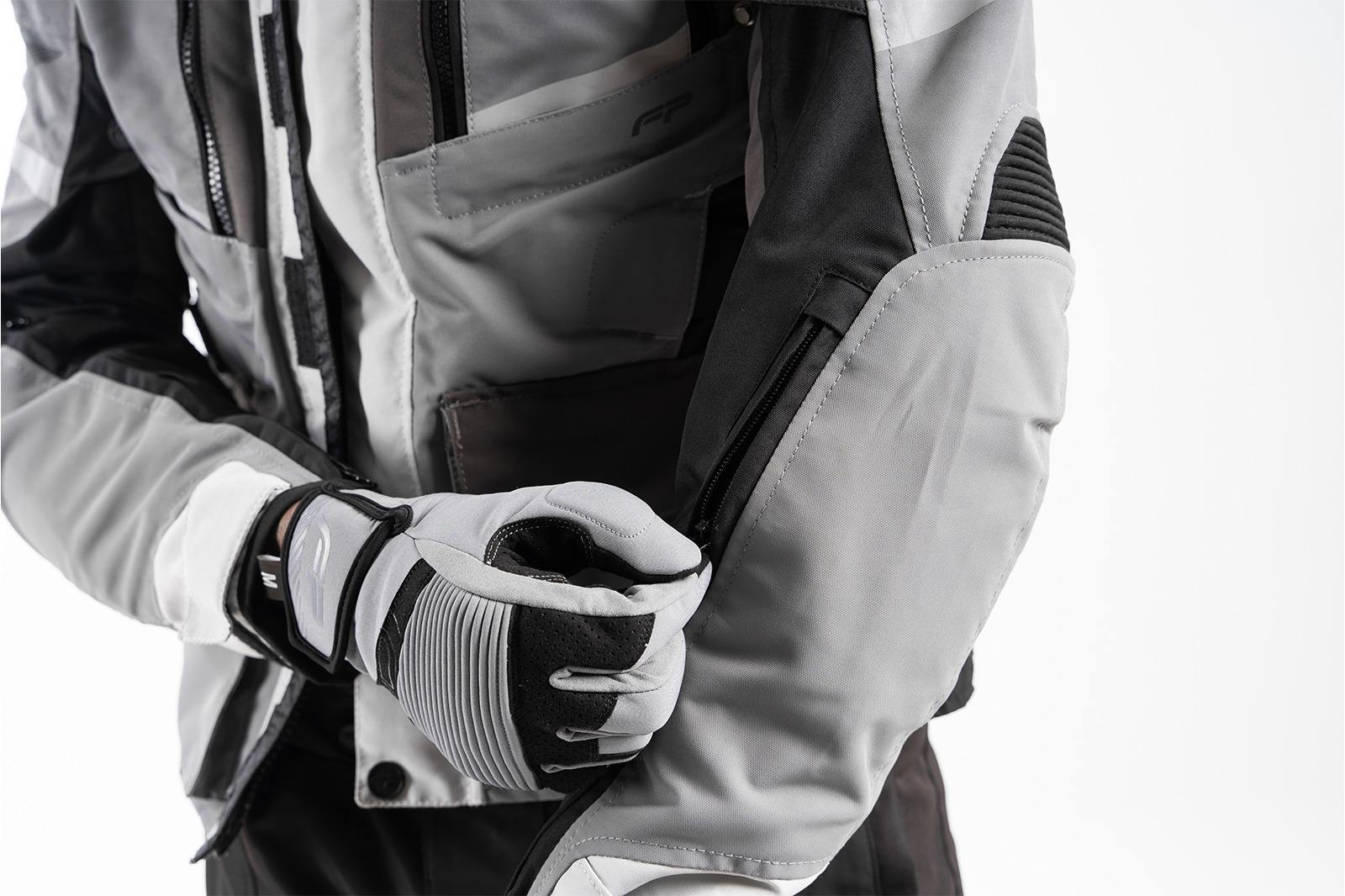 Detalle de protecciones en codos de la chaqueta FP Patagonia Gris