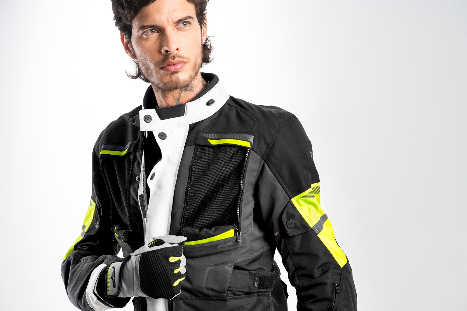 Motociclista usando la chaqueta FP Patagonia Negra para carretera