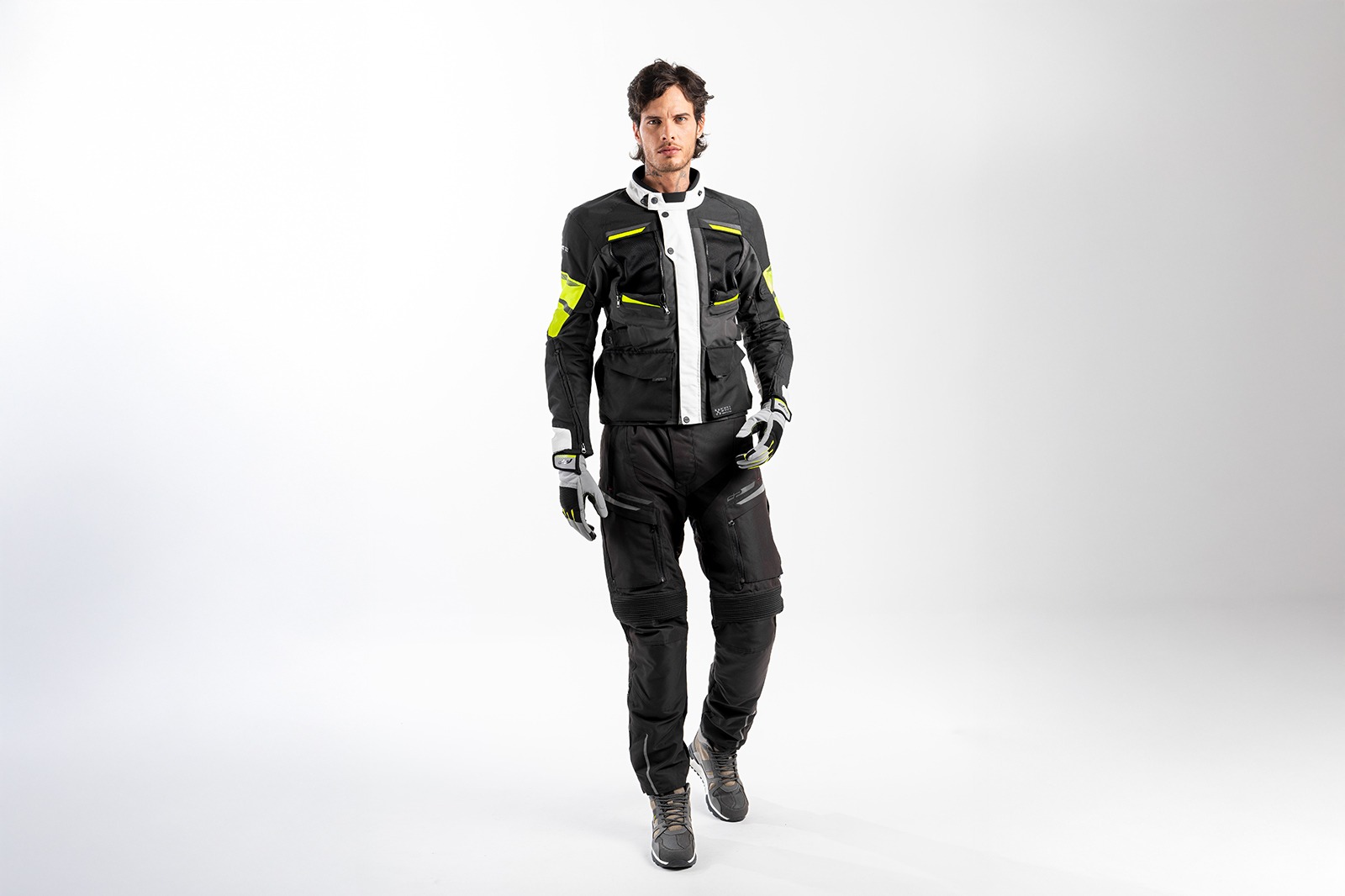 Vista frontal de chaqueta FP Patagonia Negra con ventilas abiertas