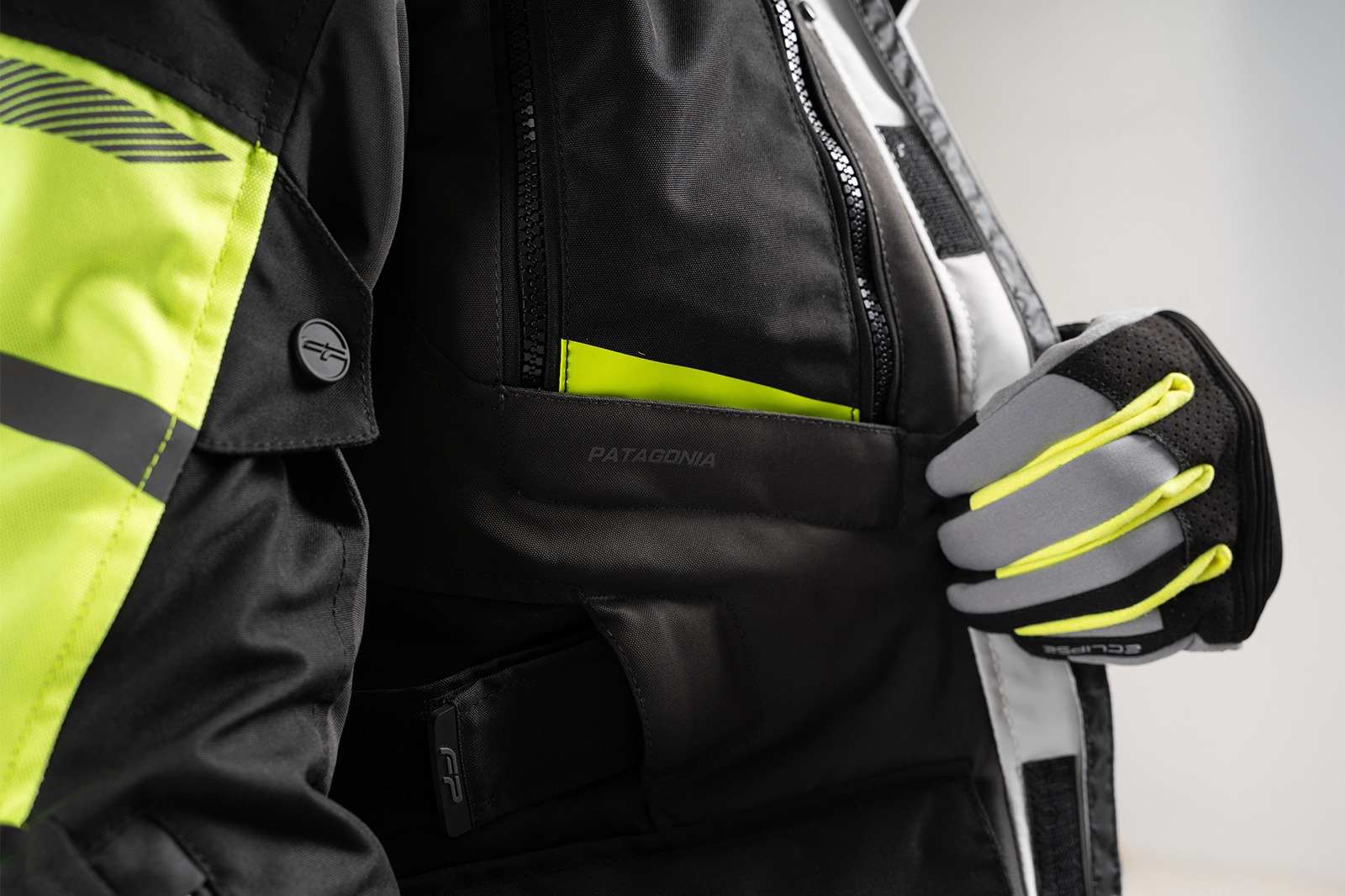 Chaqueta FP Patagonia Negra con bolsillos utilitarios en ruta