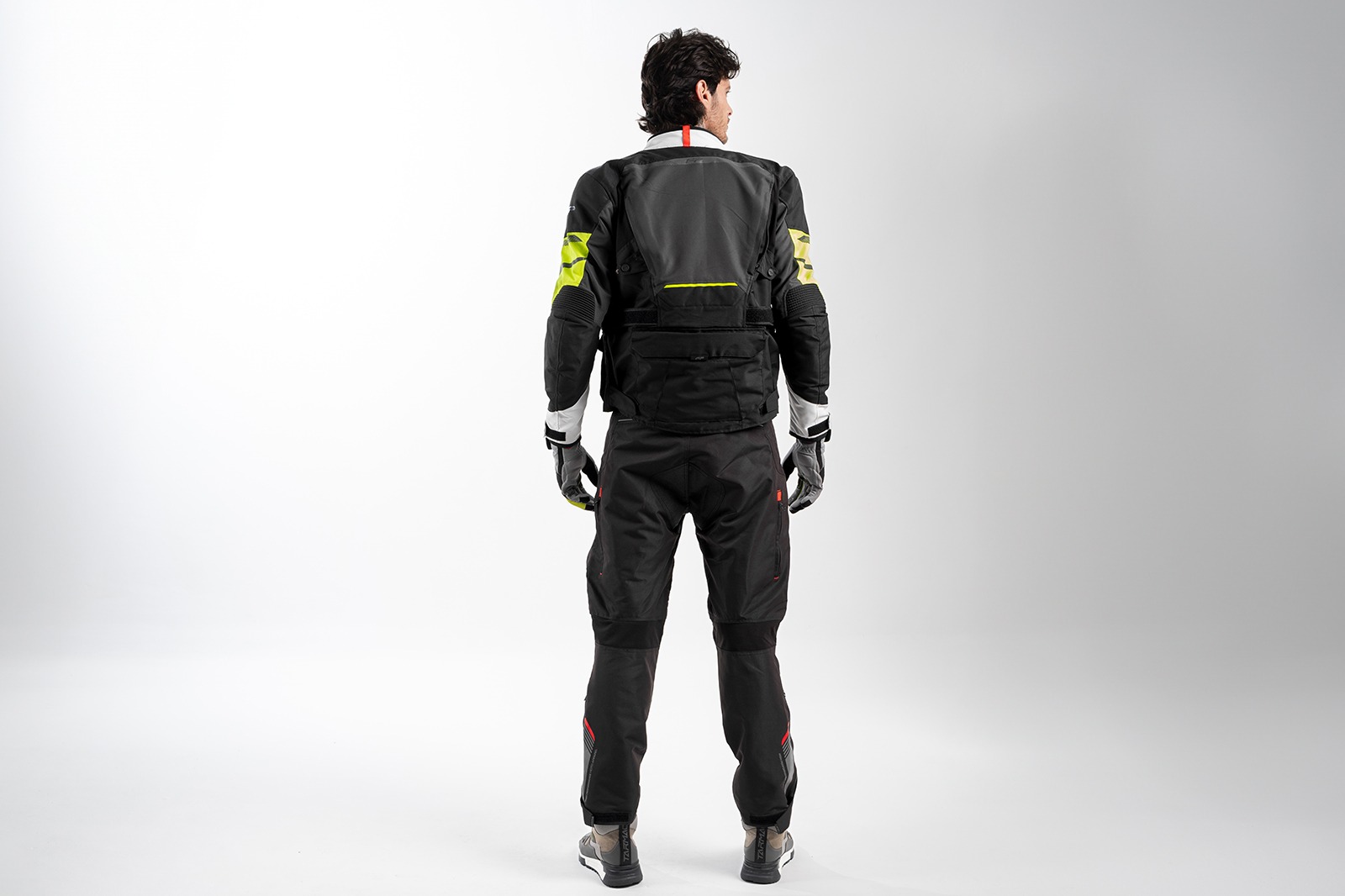 Reflectivos en la chaqueta FP Patagonia Negra para mayor seguridad