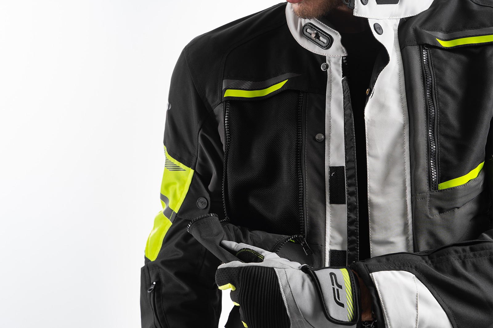 Detalle de protecciones en codos de la chaqueta FP Patagonia Negra