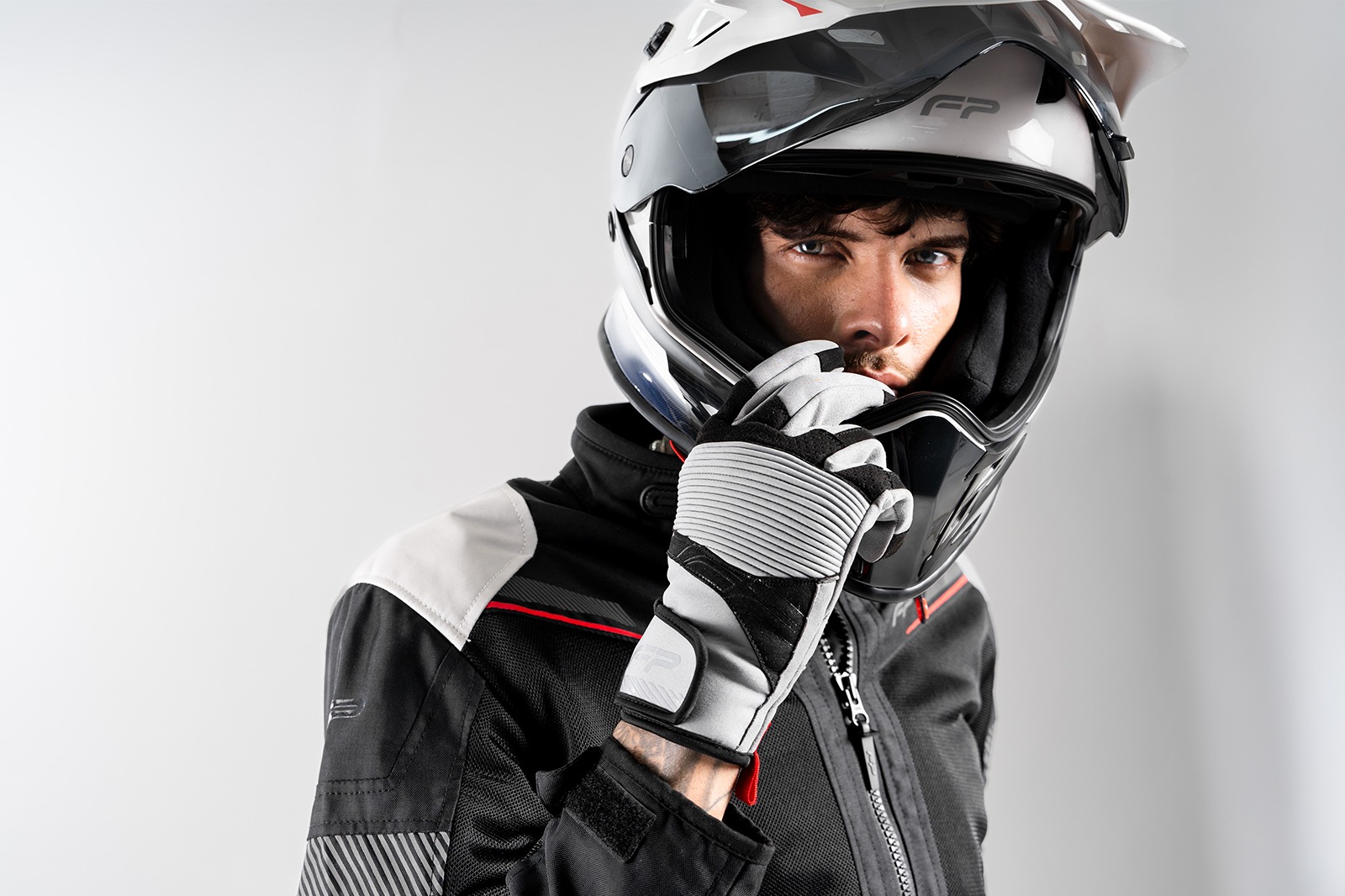 Motociclista usando la chaqueta FP Yosemite Touring Summer Hombre Gris