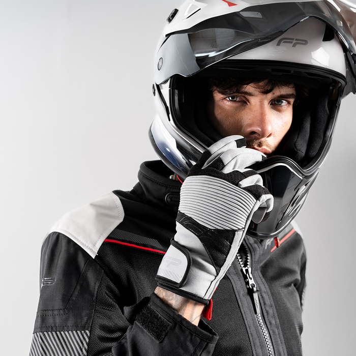 Motociclista usando la chaqueta FP Yosemite Touring Summer Hombre Gris