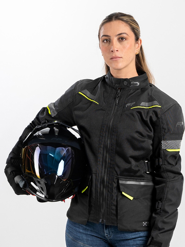 Mujer usando la chaqueta para moto yosemite touring
