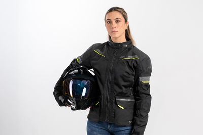 Mujer usando la chaqueta para moto yosemite touring