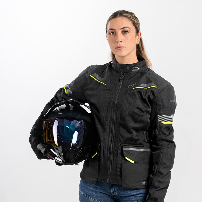 Mujer usando la chaqueta para moto yosemite touring