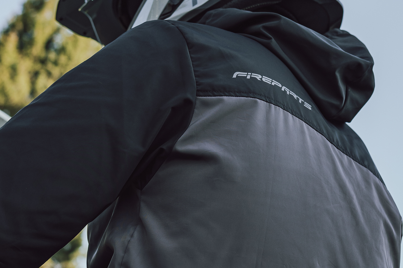 Cortavientos negro gris