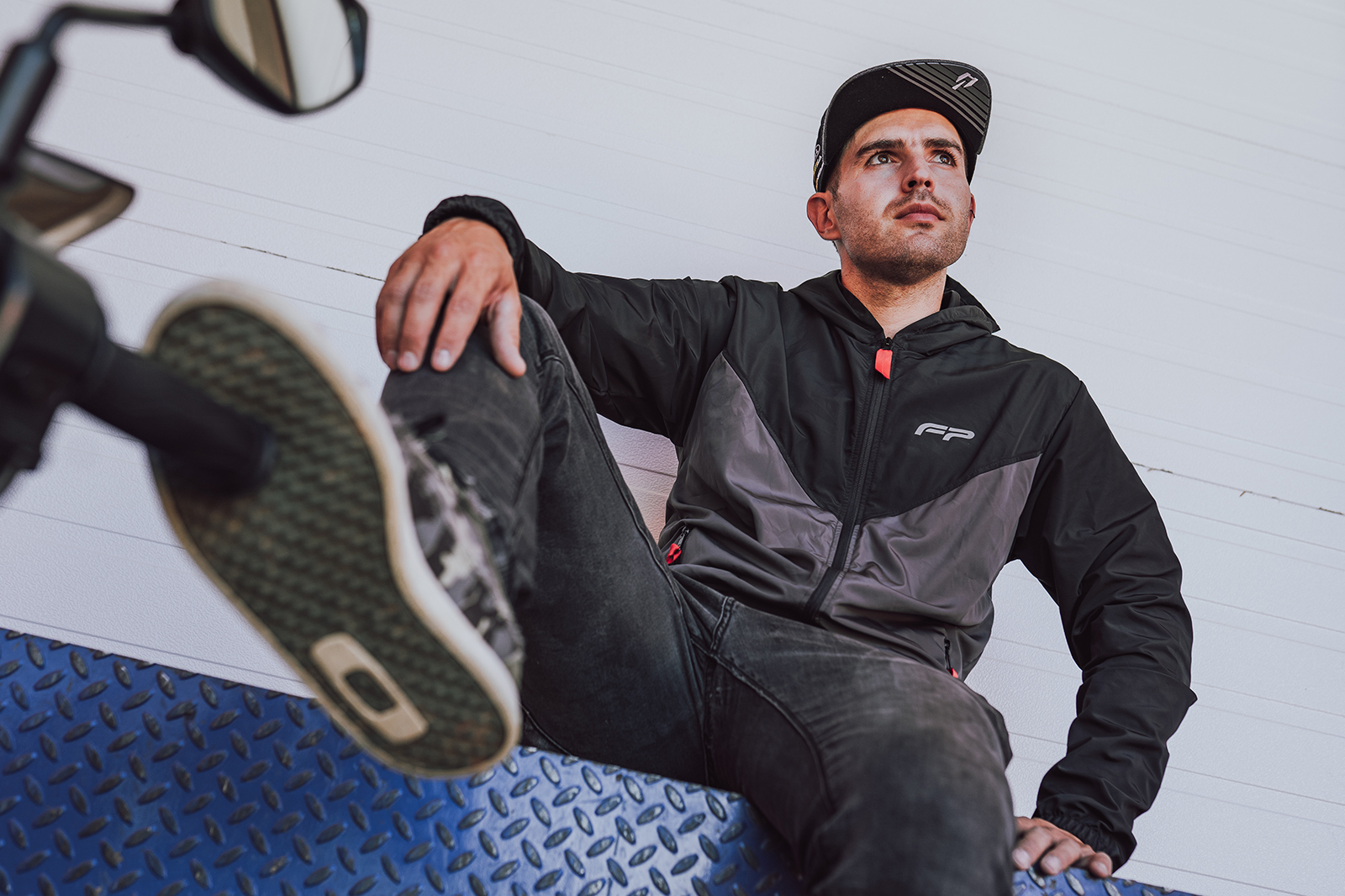 Cortavientos negro gris