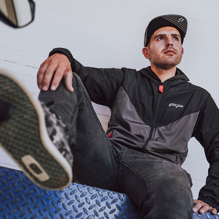 Cortavientos negro gris