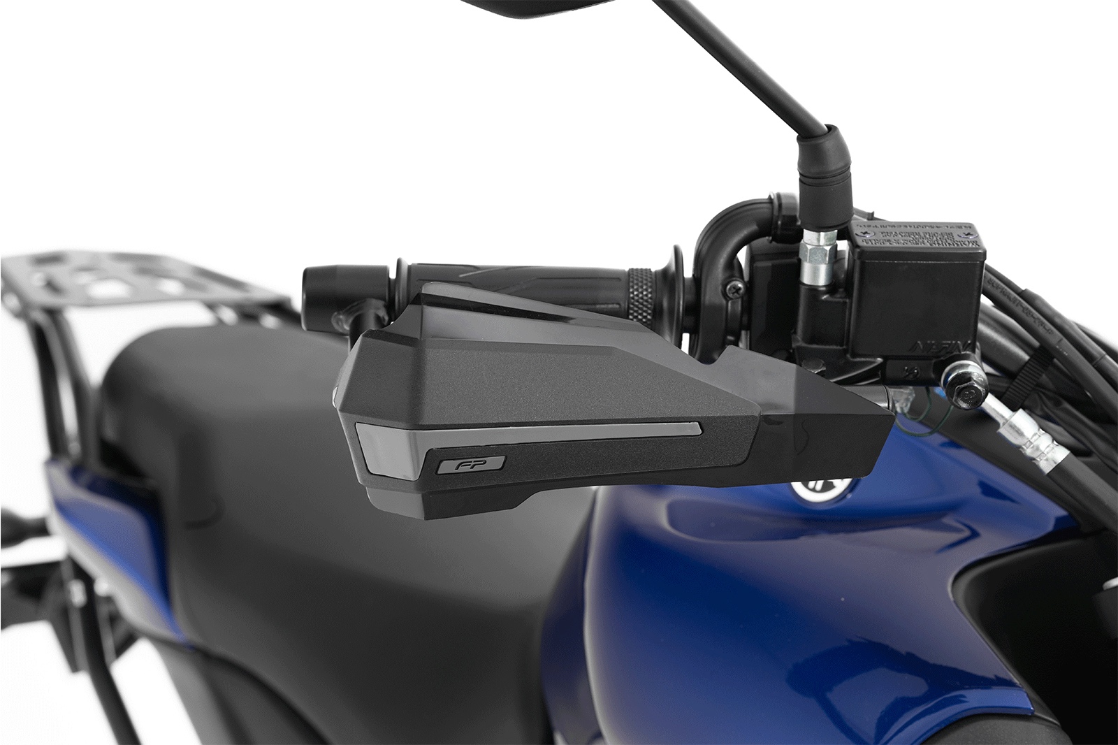 Protectores de mano Ghost FP negros instalados en moto con manubrio 7/8