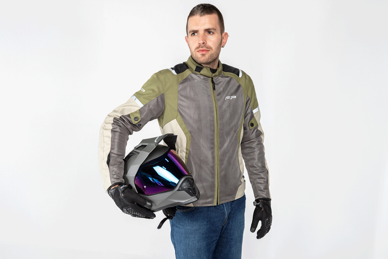 Esta chaqueta de moto con protecciones es lo que necesitas para