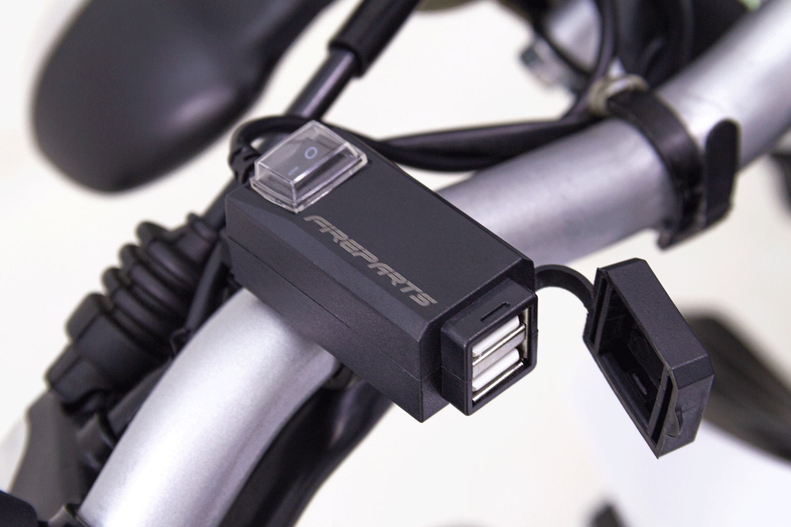 Cargador USB Doble Impermeable – Moto Store