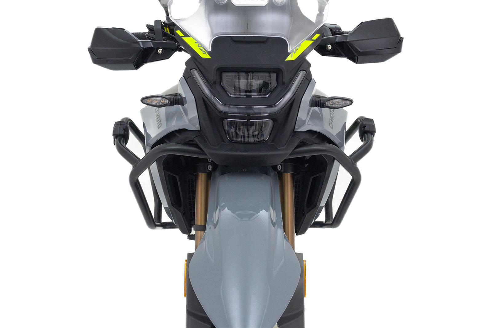 CFMoto 450 MT de frente con accesorios