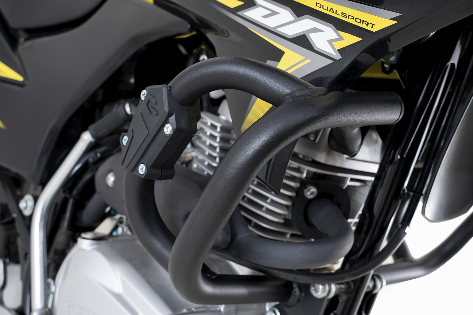 Defensa suzuki dr150
