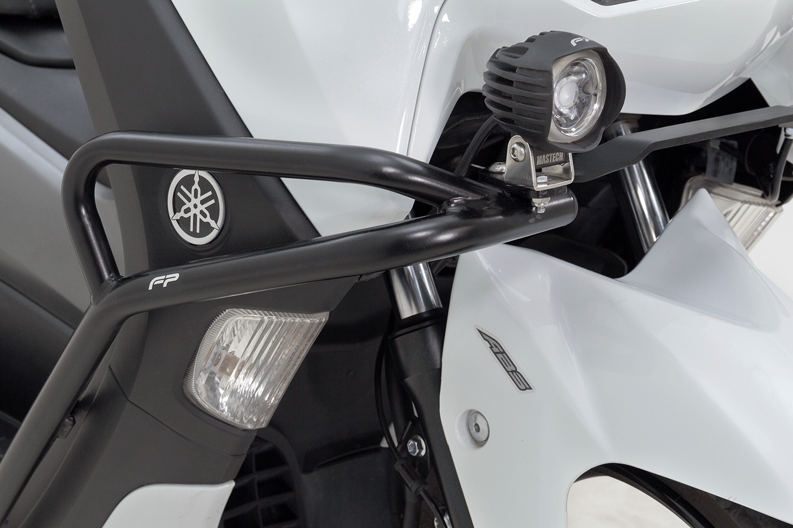 DEFENSA YAMAHA NMAX CONNECTED
Defensa para Yamaha Nmax Connected
Protección para scooter
Estilo y seguridad
Accesorios Yamaha Nmax connected
Defensa lateral 
Instalación sencilla
Luces exploradoras LED
Mejora de visibilidad
Exploradoras