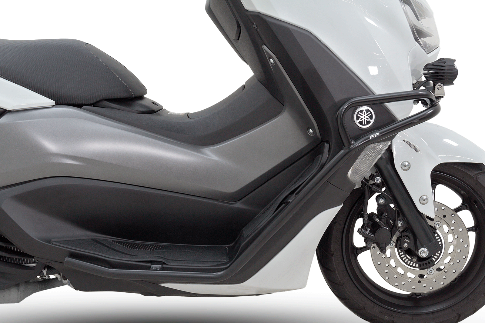 DEFENSA YAMAHA NMAX CONNECTED
Defensa para Yamaha Nmax Connected
Protección para scooter
Estilo y seguridad
Accesorios Yamaha Nmax connected
Defensa lateral 
Instalación sencilla
Luces exploradoras LED
Mejora de visibilidad
Exploradoras