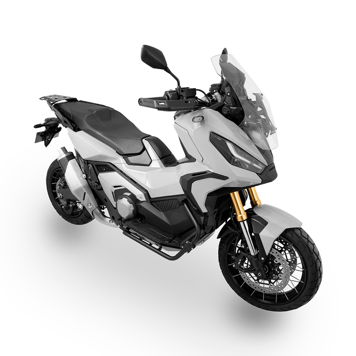 Vista lateral de las defensas FP con acabado negro para Honda XADV 750