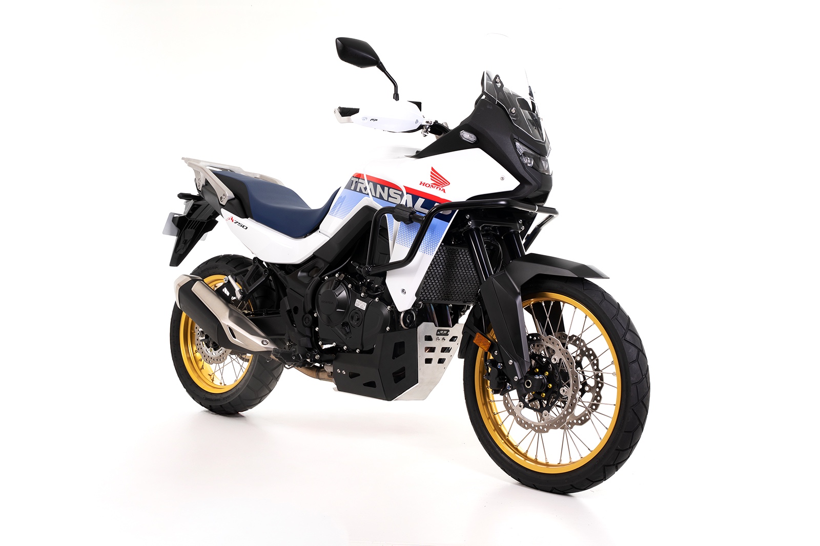 Vista frontal de la defensa FP protegiendo el motor de la XL750