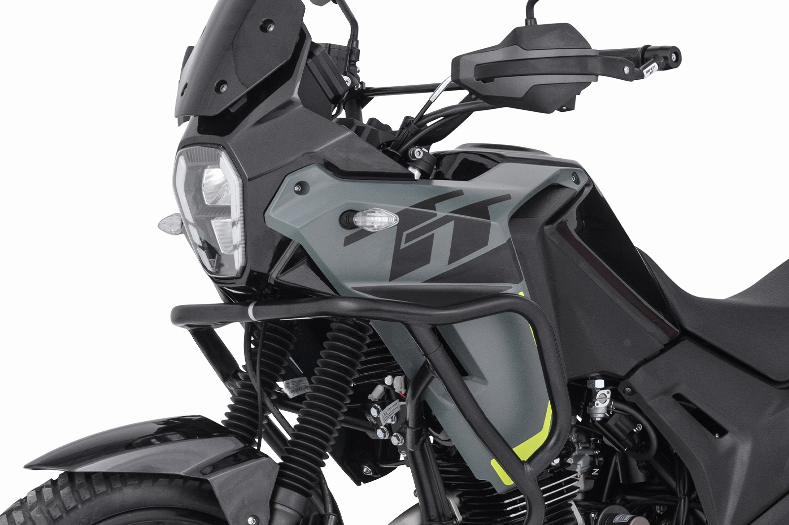 Defensas FP instaladas en AKT TT200 vista lateral