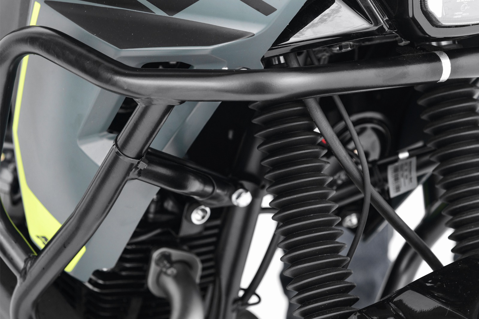 Vista frontal de las defensas FP protegiendo el motor TT200