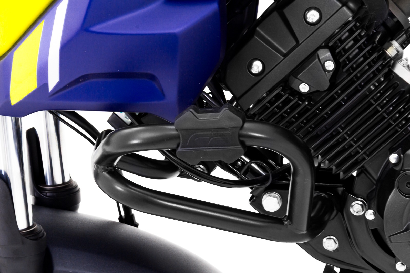 Estructura robusta de las defensas FP para VSTROM 160