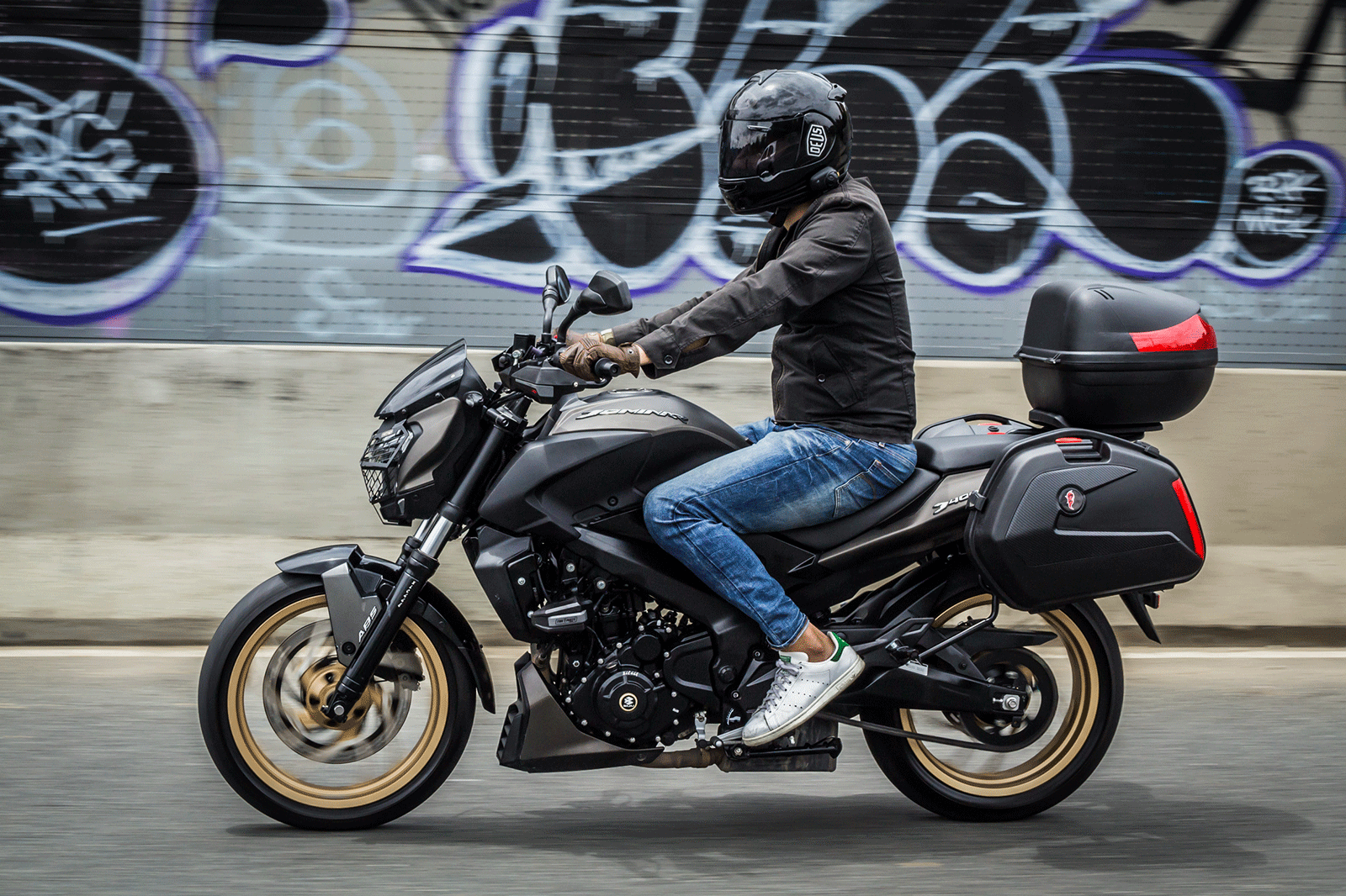 Dominar 400 con maleteros