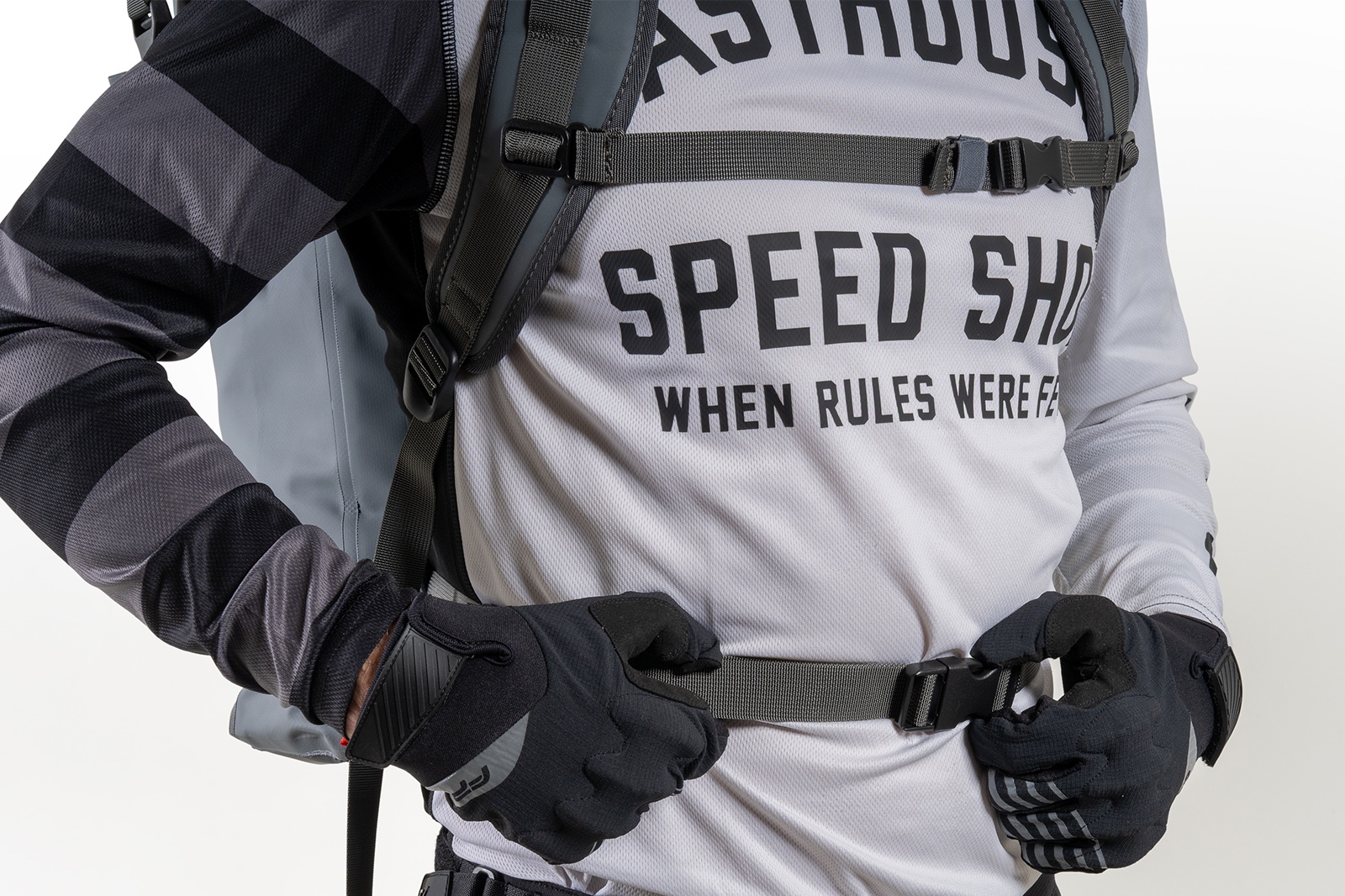 Morral FP B25 color gris para aventura y lluvia