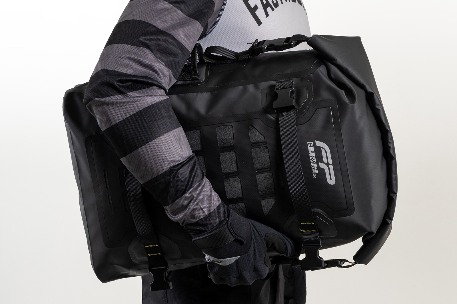 Morral FP B25 C3 color negro con reflectivos de seguridad