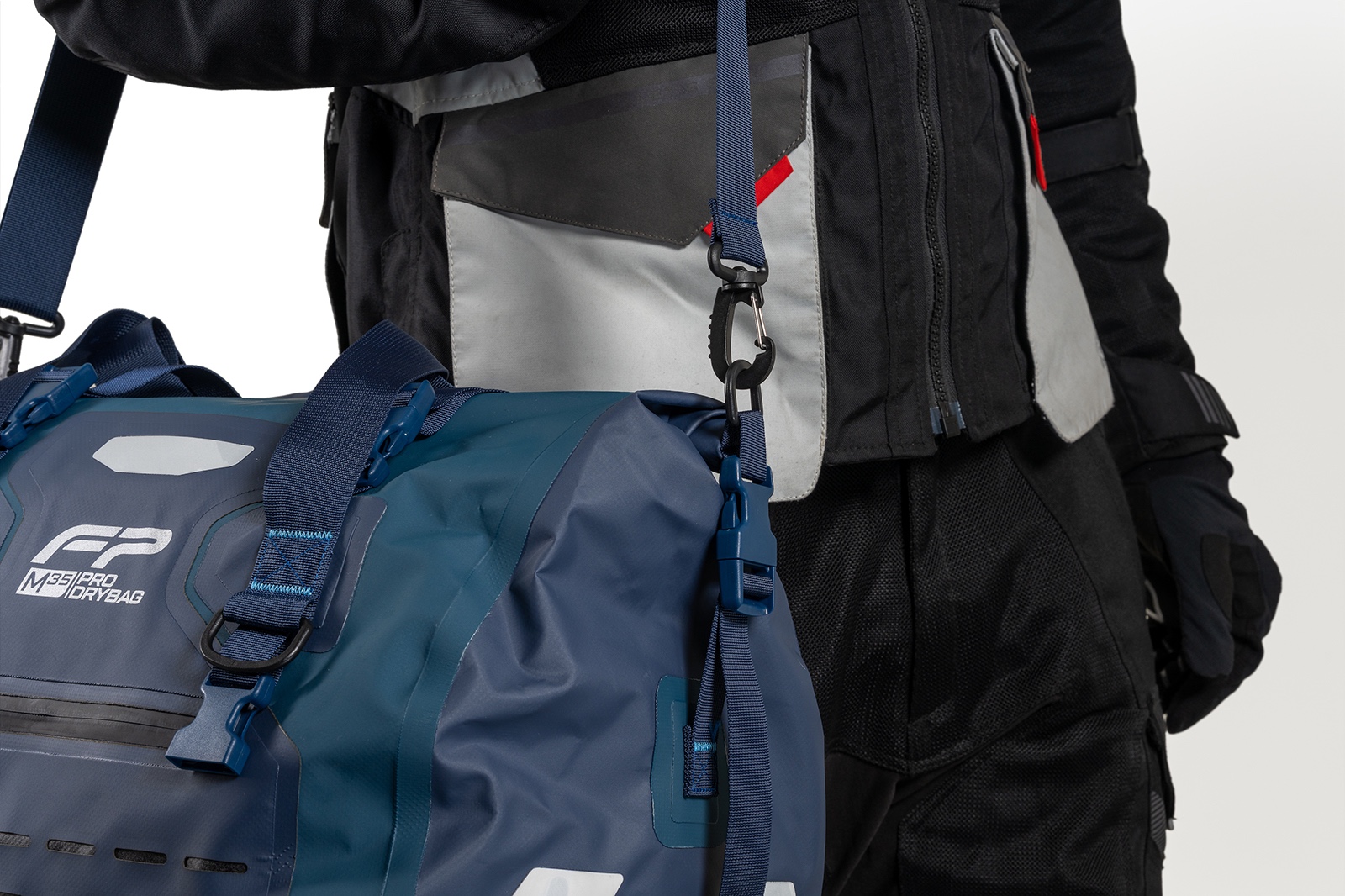 Maletín FP M35 color azul con cierre a prueba de agua y reflectivos