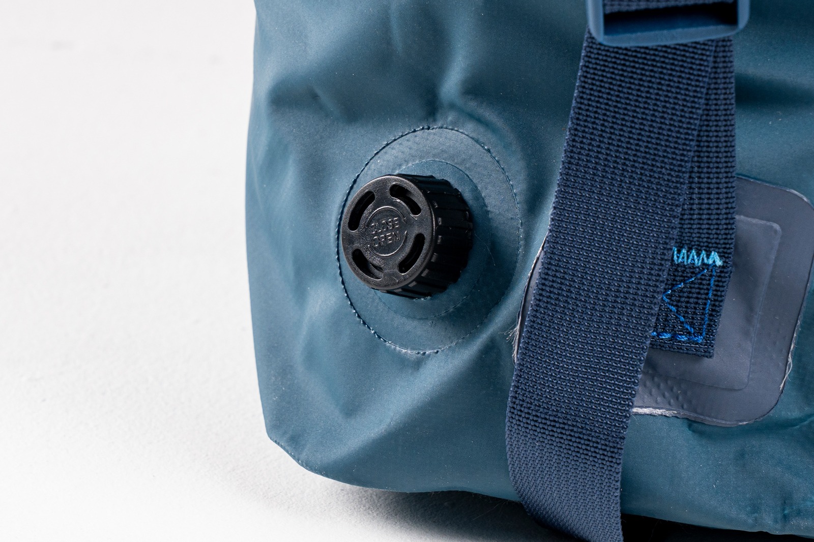 Válvula de escape de aire para compactar tu equipaje | Drybag FP S20 20L