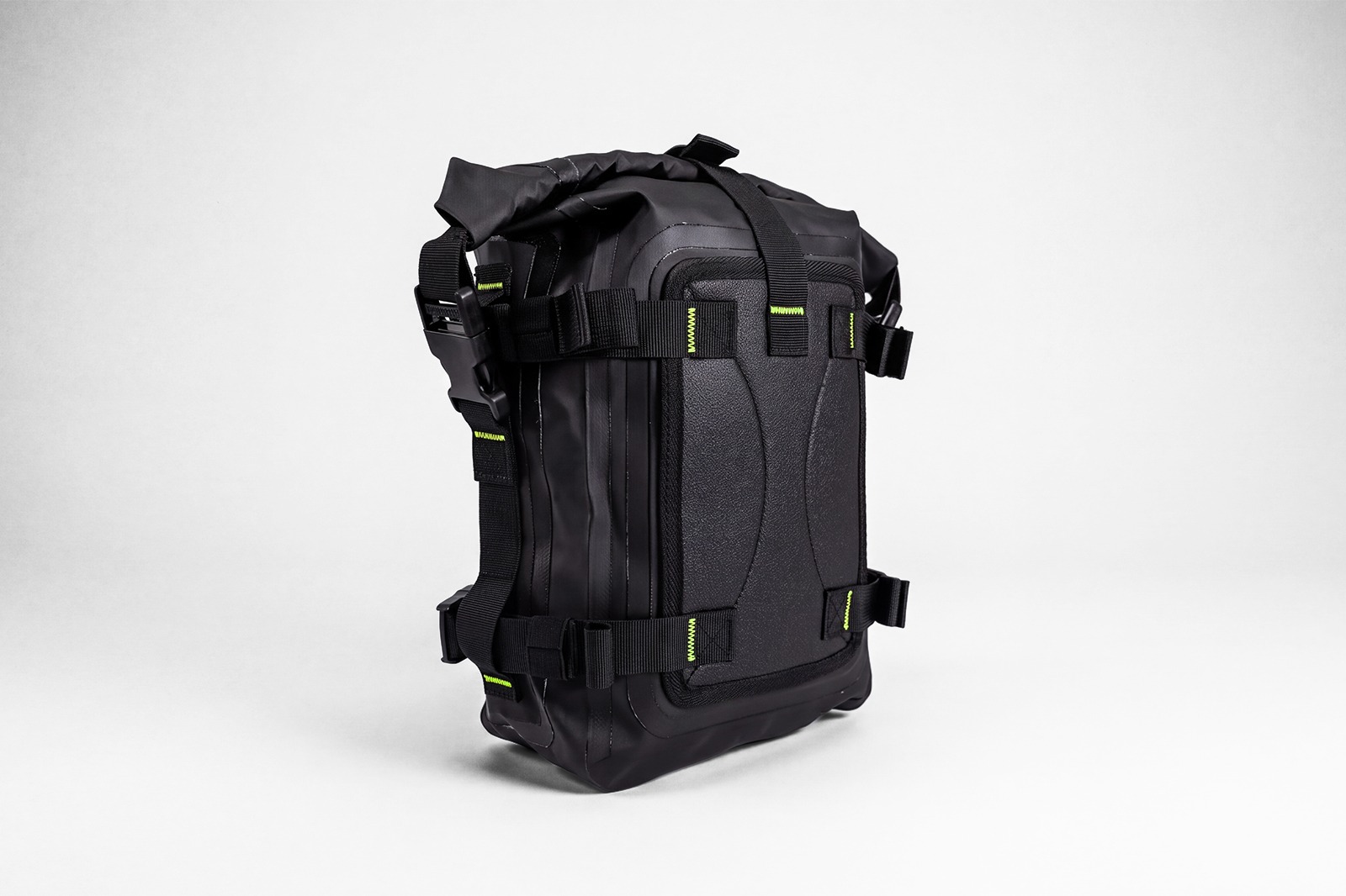 Drybag FP SC7 negro montado en defensas de motocicleta