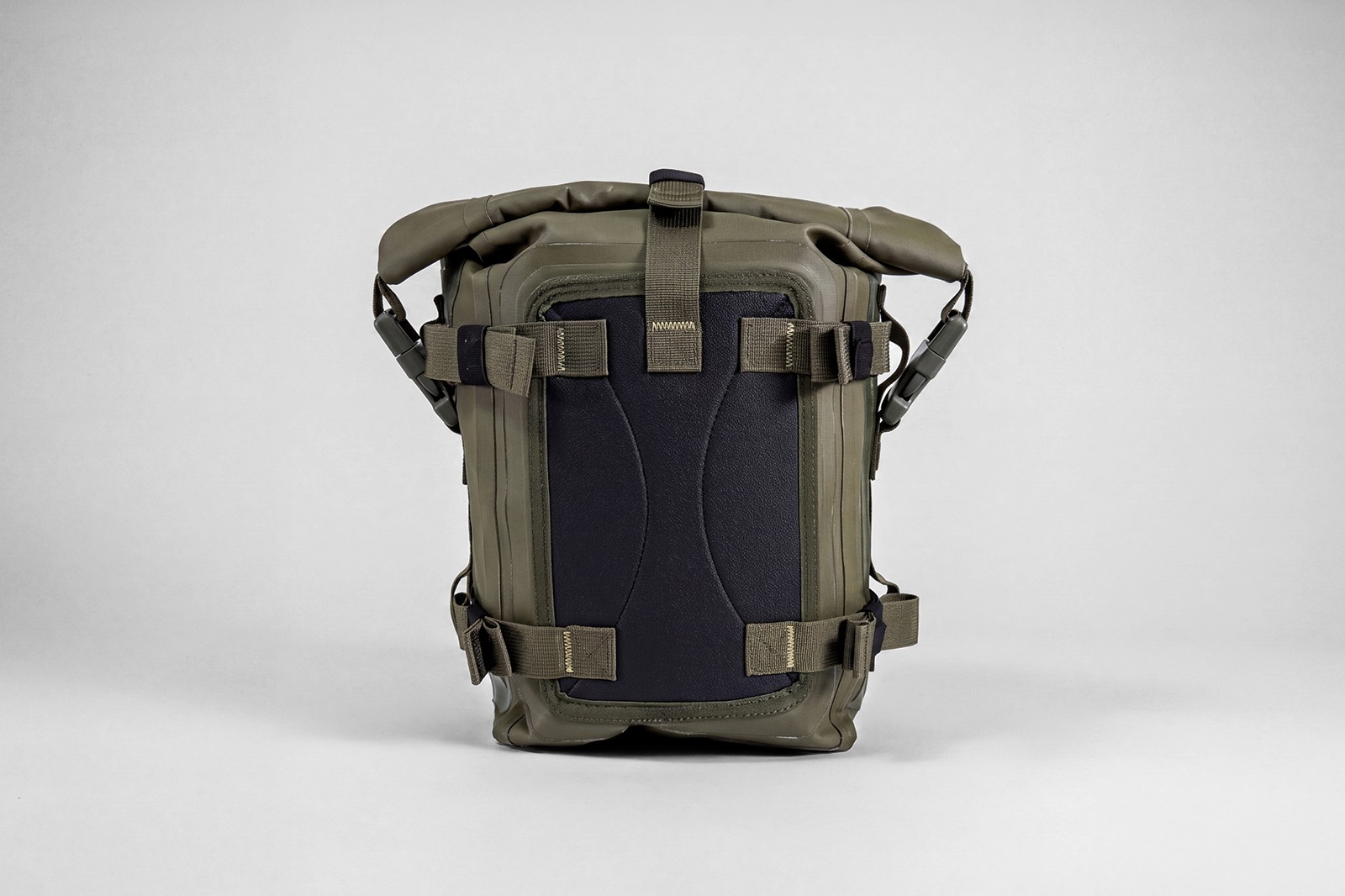 Drybag FP SC7 verde montado en defensas de motocicleta