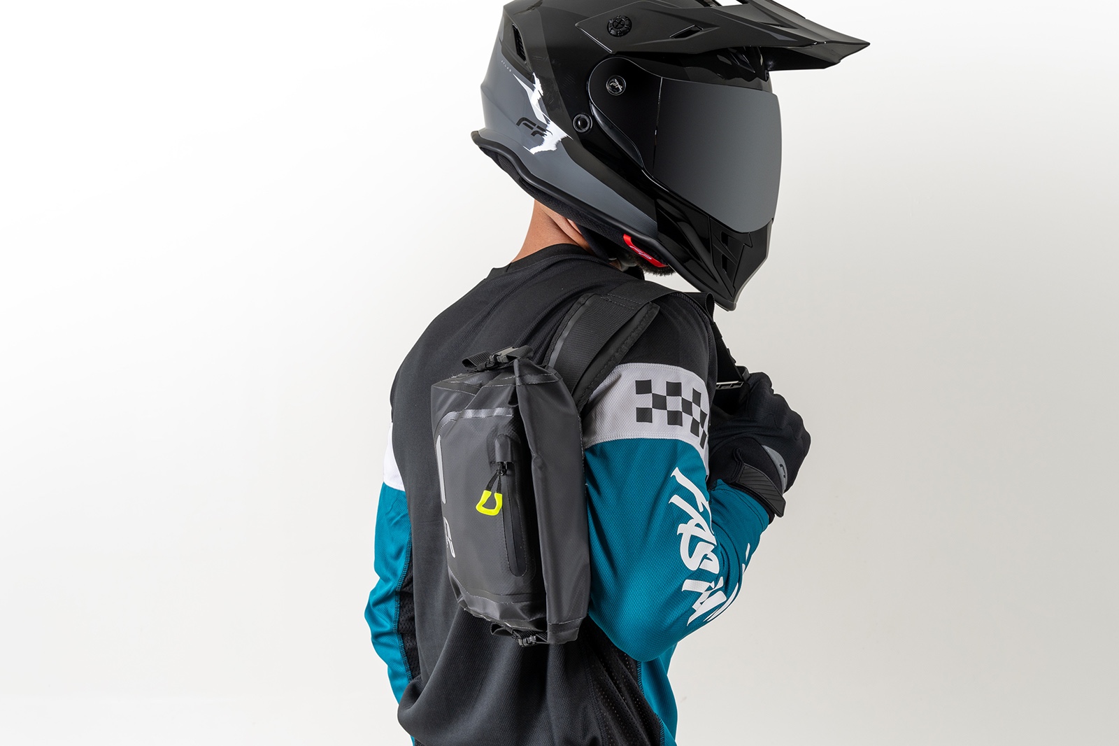 Cangurera FP negra con cierre a prueba de agua