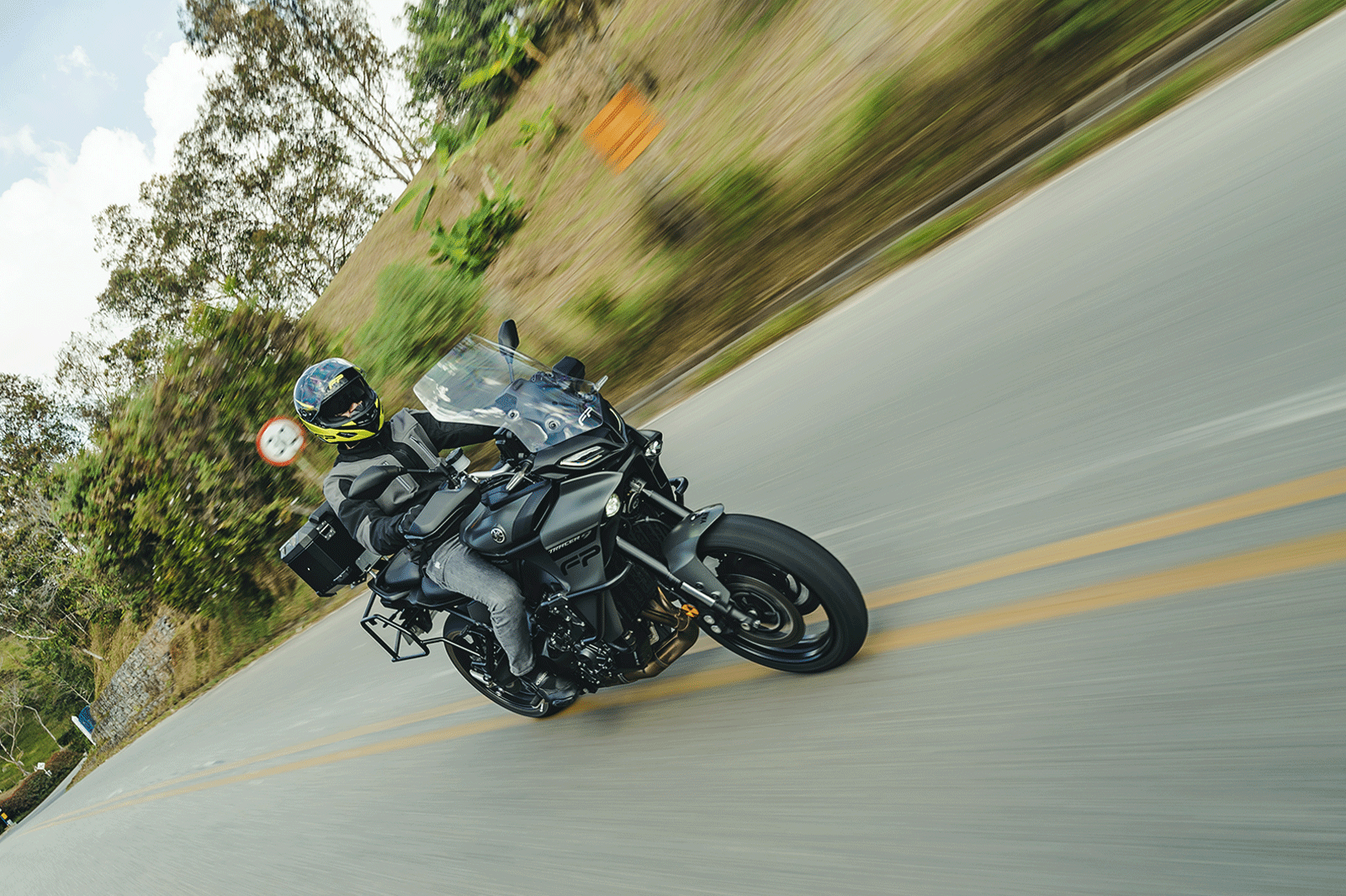 Yamaha Tracer 9 con Casco FP