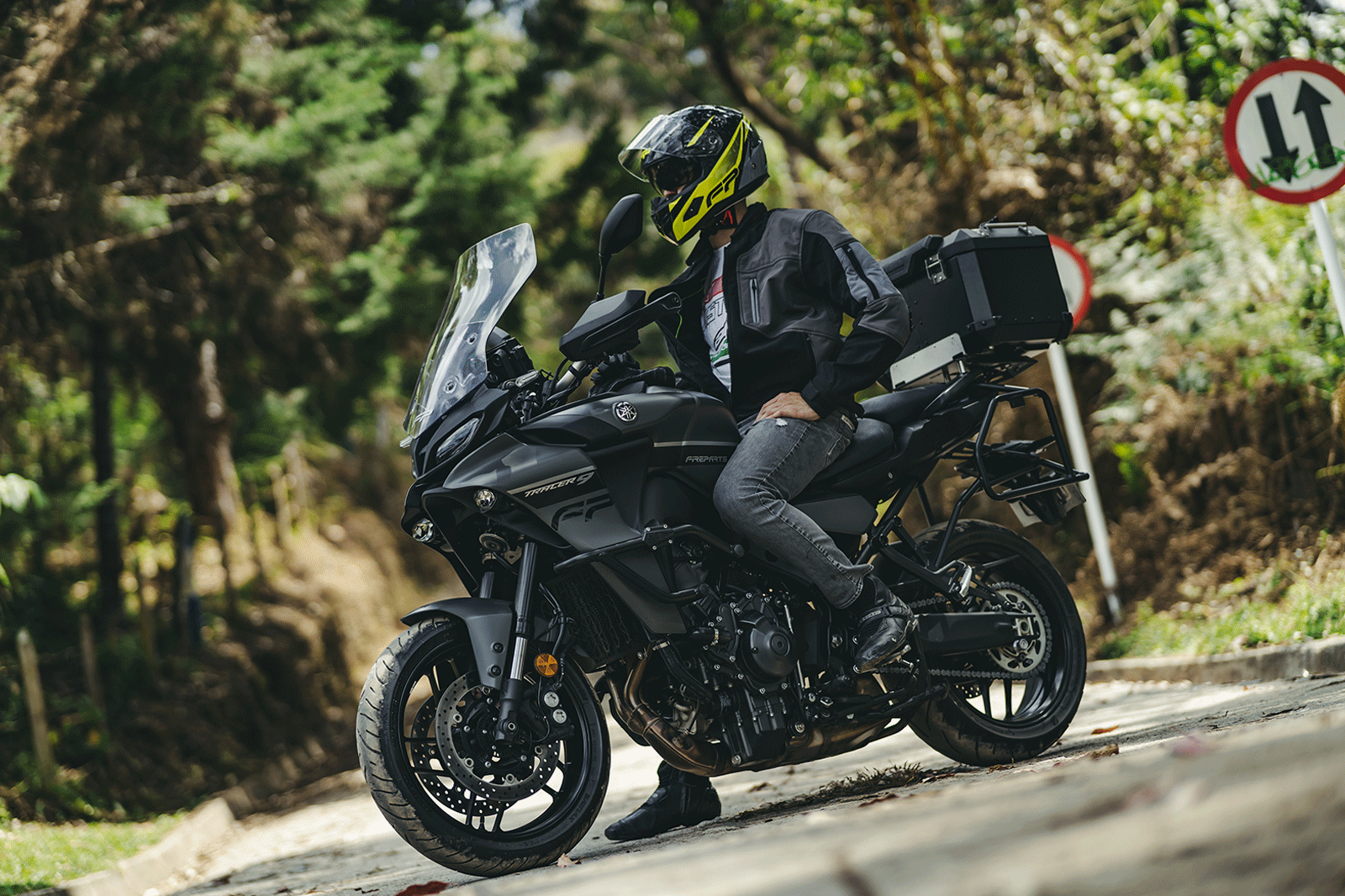 Yamaha Tracer 9 con Casco FP