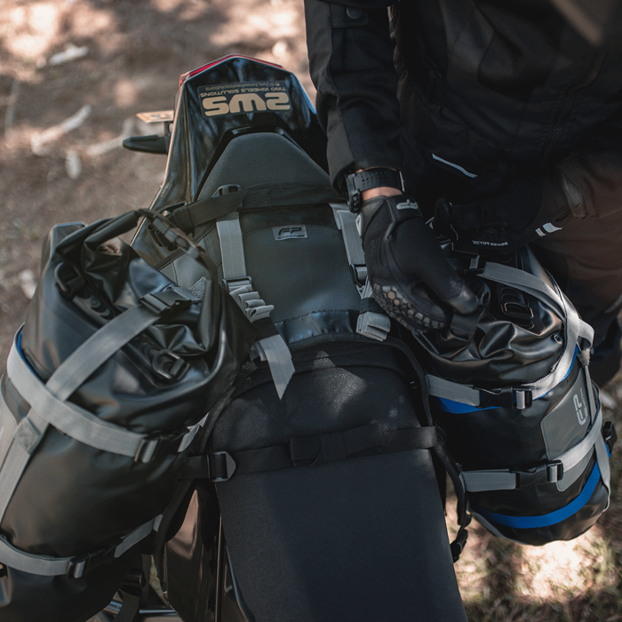 SISTEMA RACKLESS PARA DRYBAG  FP EXPEDITION, Soporte Maletas Laterales, Soporte Textil para Drybag, Organizador de Drybag, Anclaje de Drybag, Maletas Laterales, Cuelga Drybag, Soporte Textil, Drybag, Motocicleta, Correa, Universal, Resistente, Liviano