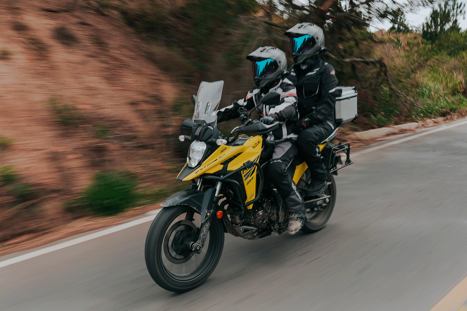 SOPORTE MALETAS LATERALES SUZUKI VSTROM 250 SX
Soporte de maletas laterales VSTROM 250 SX
Soporte de maletas laterales VSTROM 250 SX
Maletas compatibles VSTROM 250 SX
Vajes en moto VSTROM 250 SX