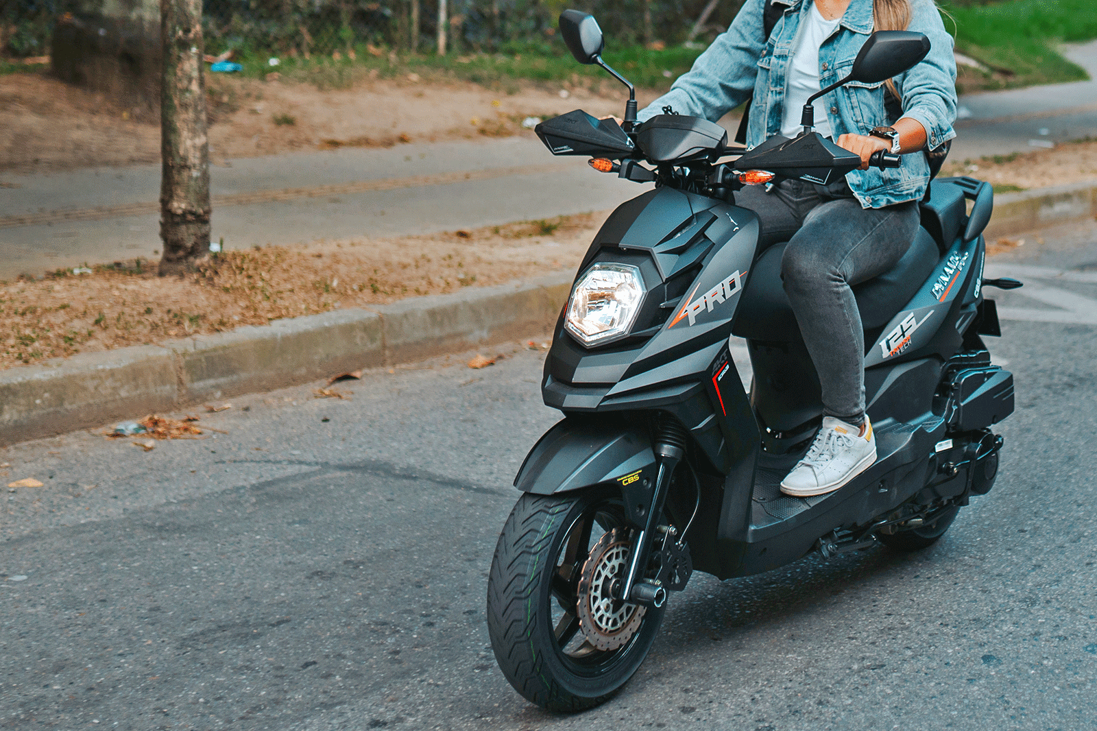 Llanta FP Grip Pro 120/70-12 montada en moto