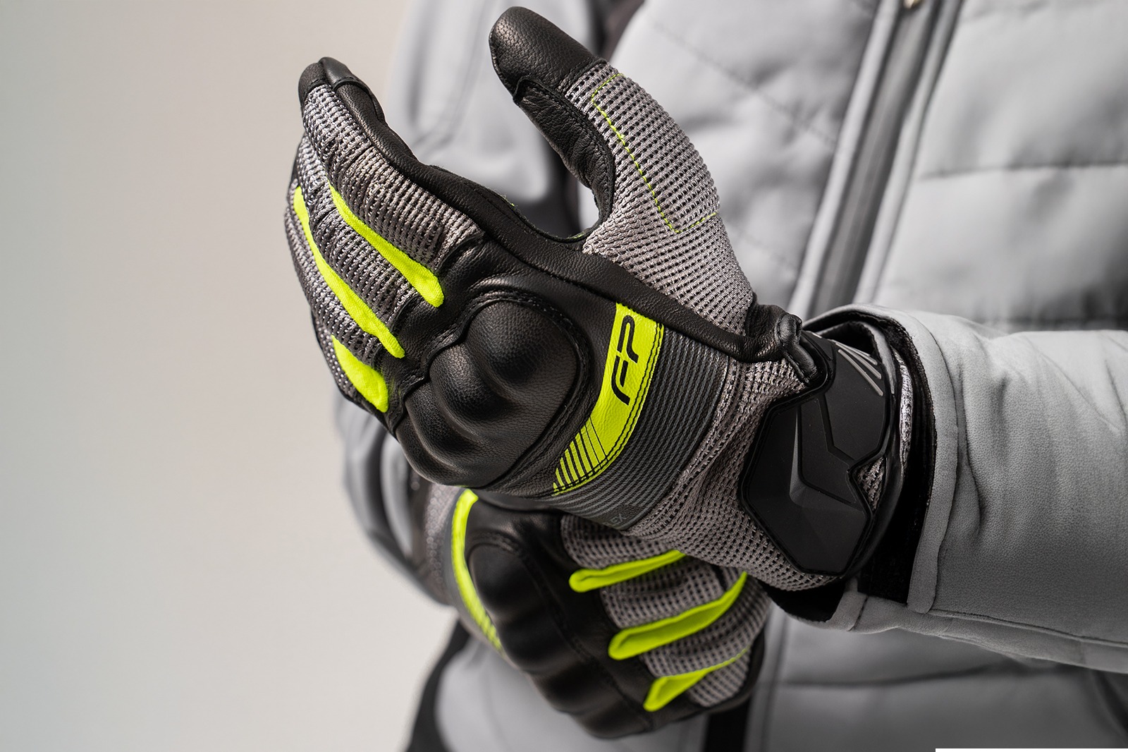 ajuste perfecto de guantes de cuero color neon con gris