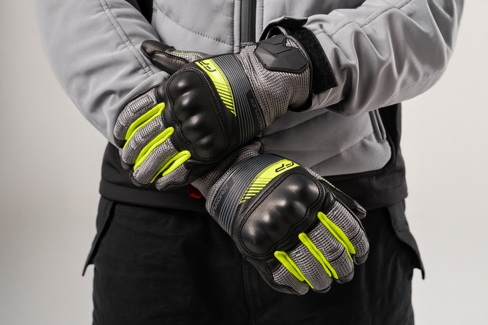 piloto con sus guantes de cuero color neon