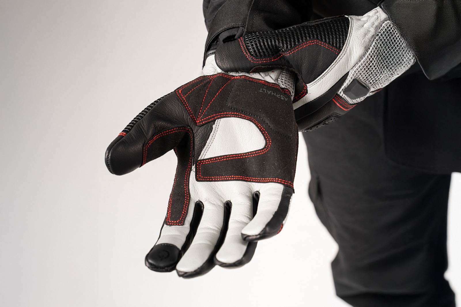 Guante Asphalt Gris para moto con palma reforzada y ventilación para climas cálidos.