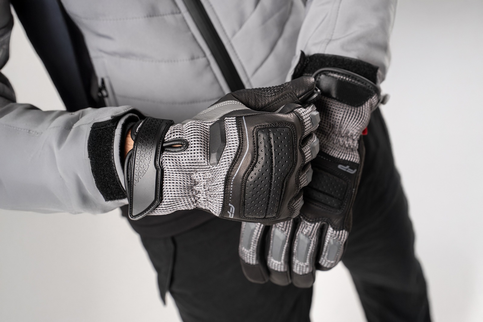 Guante Asphalt Negro con refuerzo de cuero en zonas críticas y diseño ergonómico para mayor comodidad